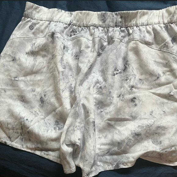 Lululemon Flat Front Relaxed HR Short in "Aquila Rhino Grey Multi "- size 14 - Picture 4 of 7